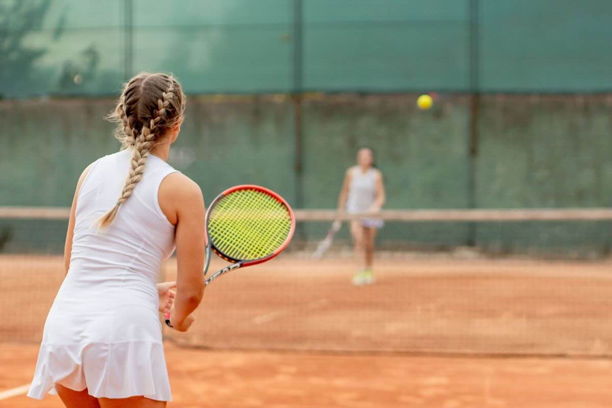 Bambine giocano a tennis