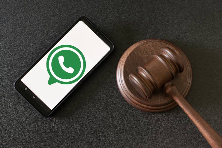 Martello giudice e smartphone con logo WhatsApp