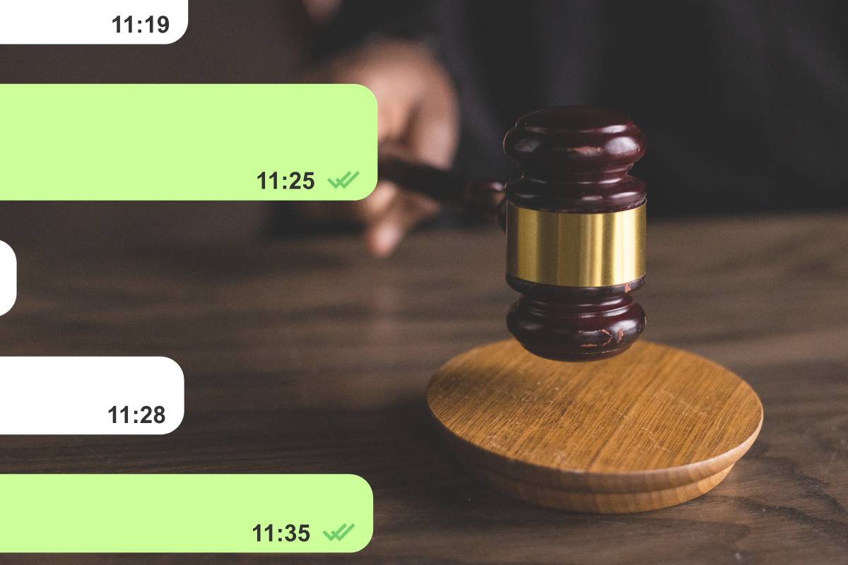 Conversazione WhatsApp e martello giudice