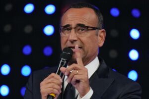 carlo conti parla sul palco di Sarà Sanremo